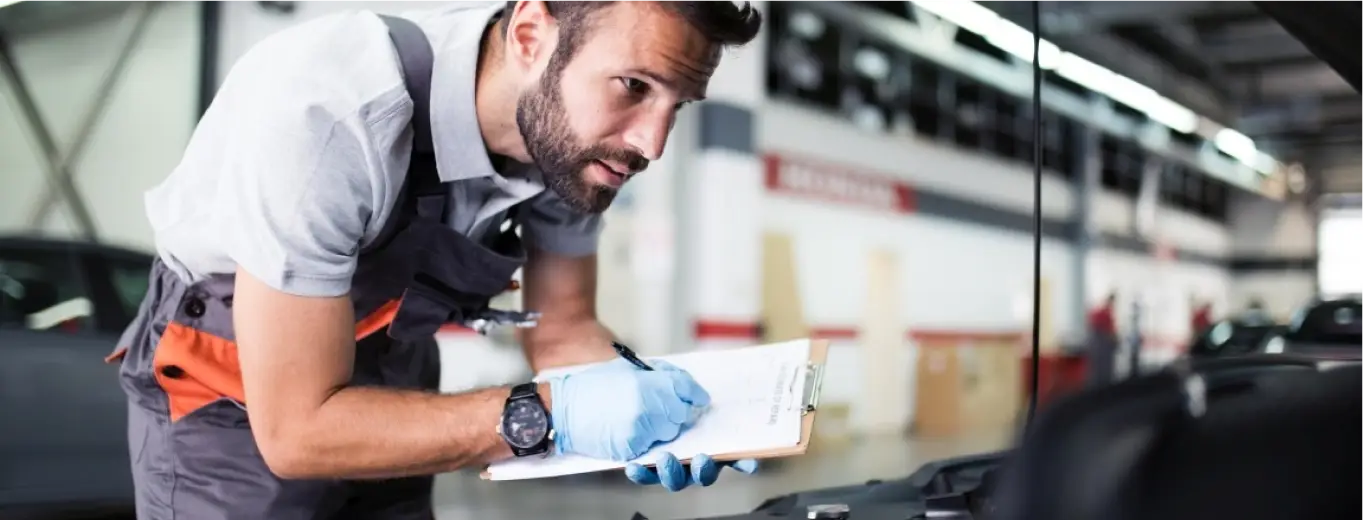 Mechanik pracující na autě